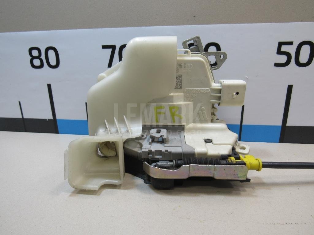 Замок двери передней правой