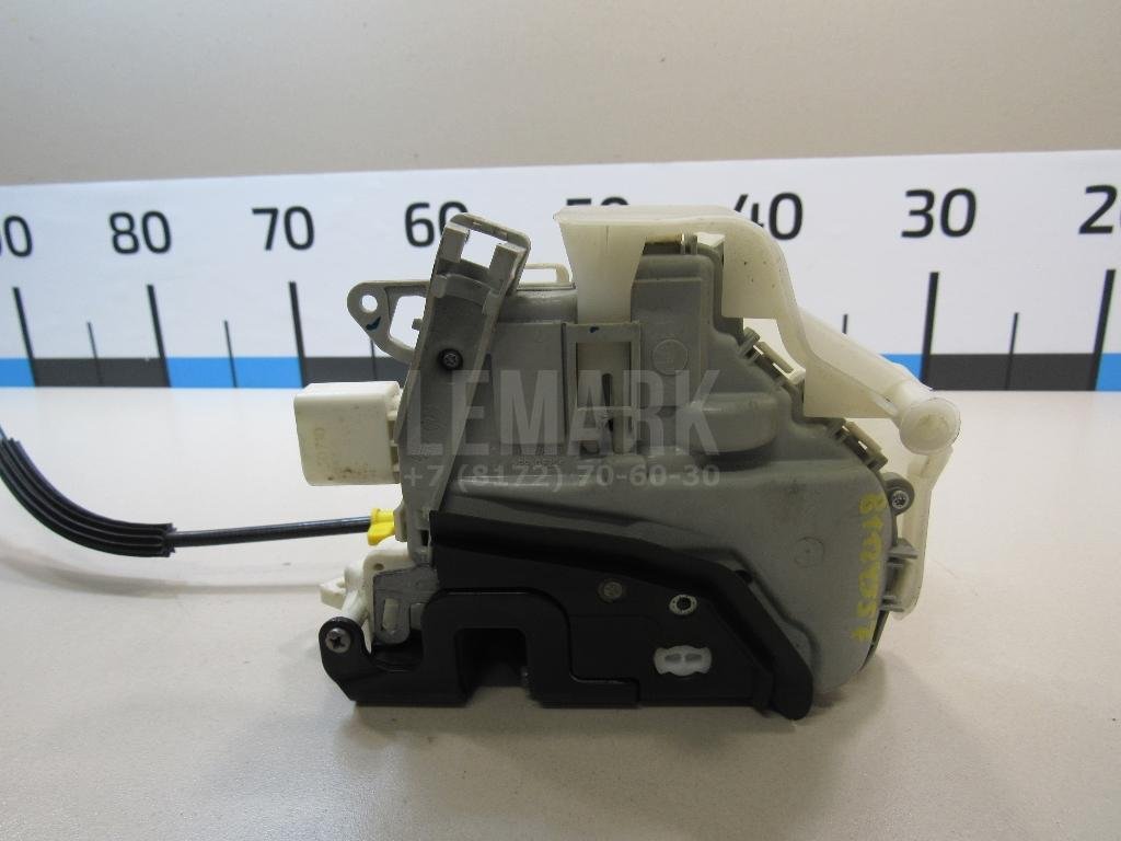 Замок двери передней правой