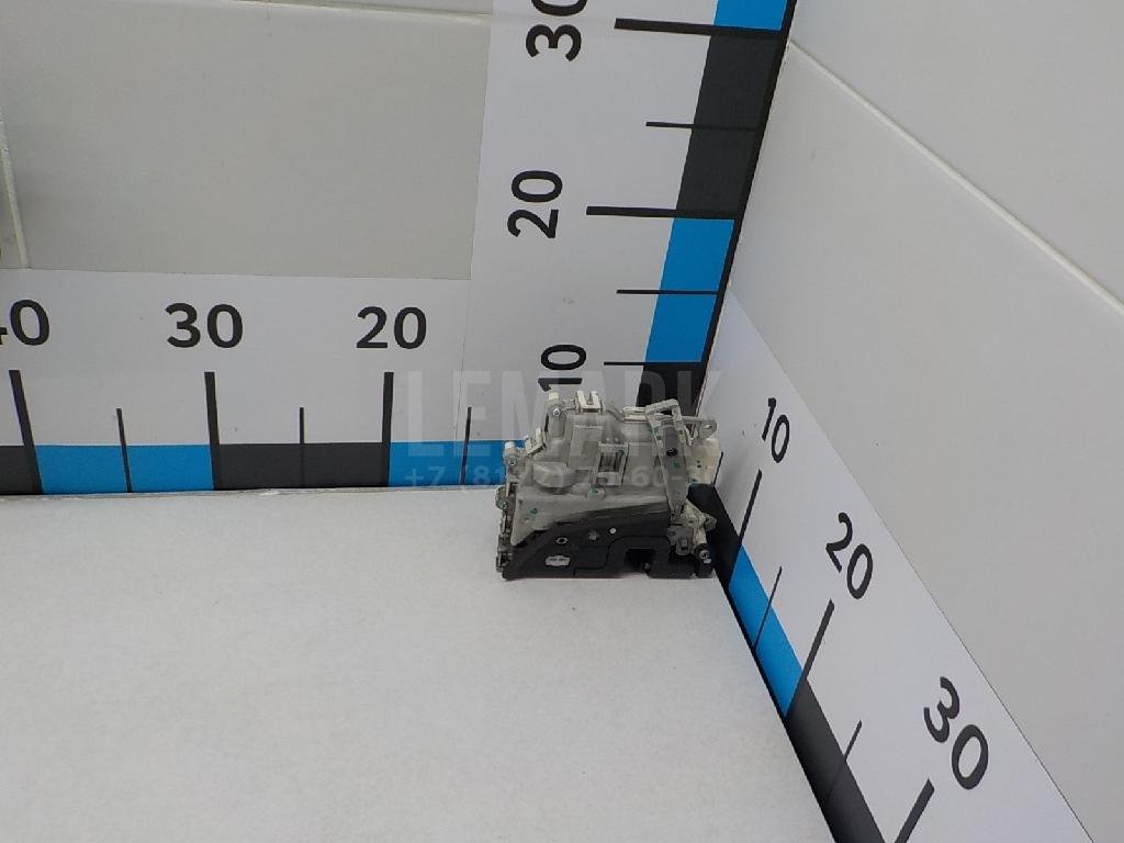 Замок двери передней левой