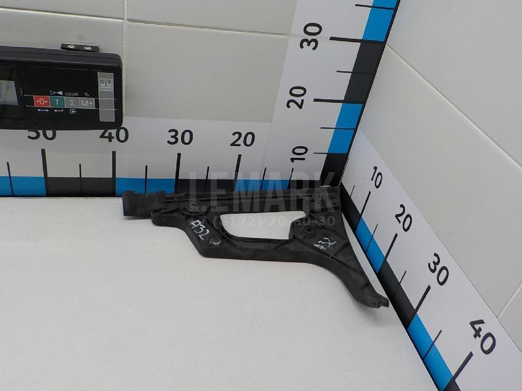 Направляющая заднего бампера левая