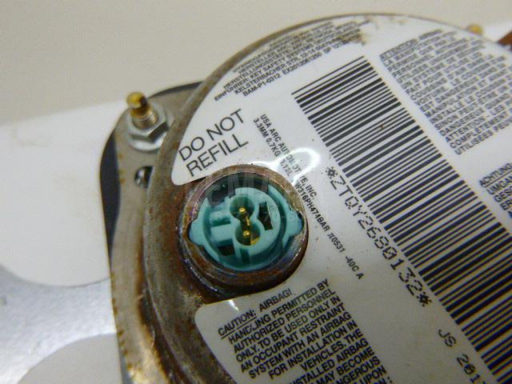 Подушка безопасности пассажирская (в торпедо)