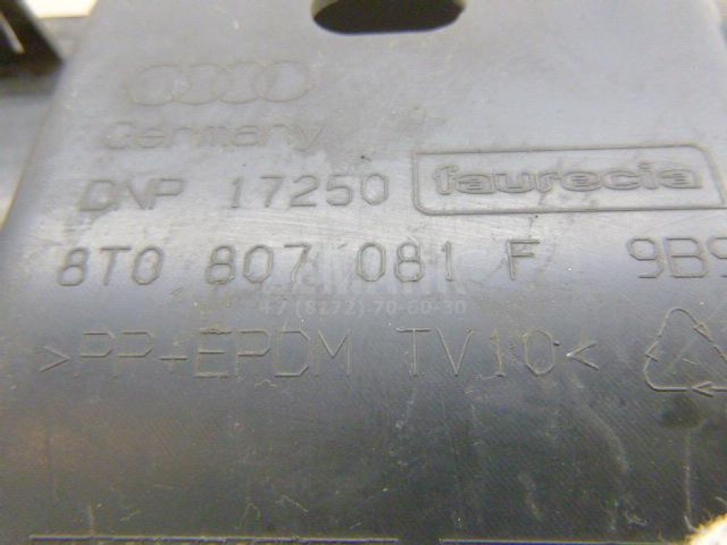 Кожух замка капота