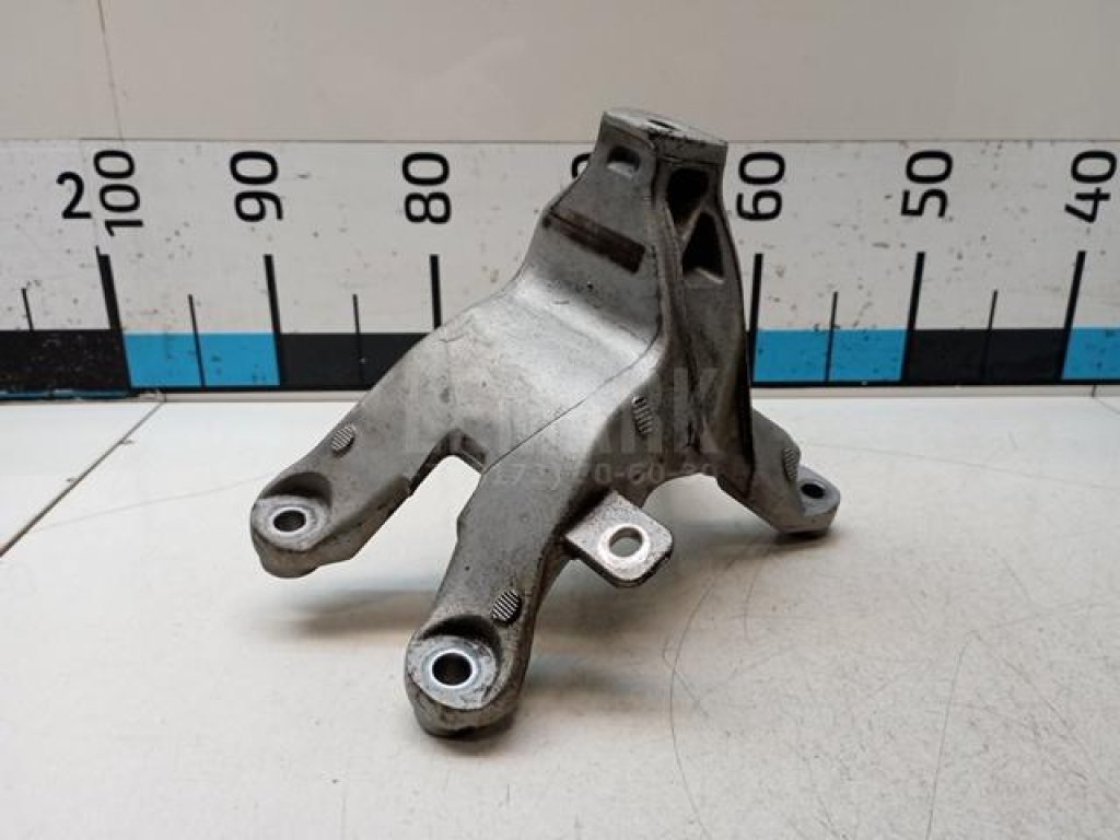 Кронштейн двигателя правый