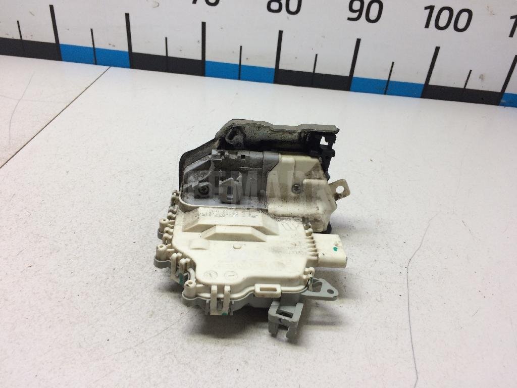 Замок двери передней левой