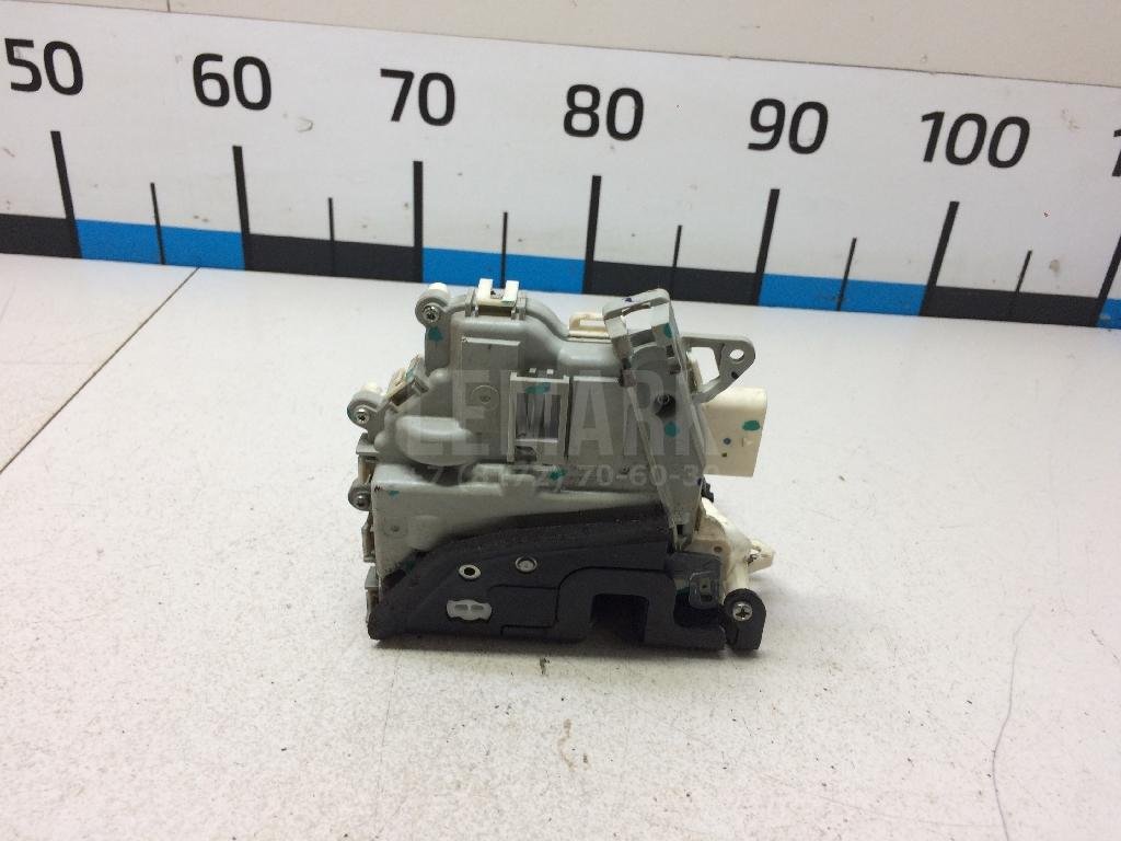 Замок двери передней левой