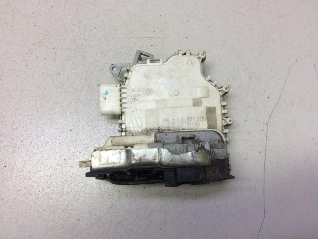 Замок двери передней левой