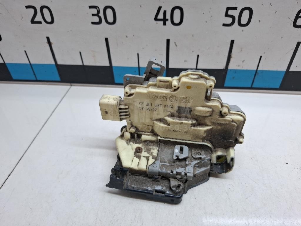 Замок двери передней левой