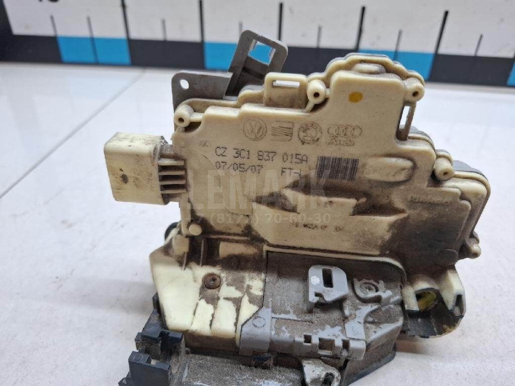 Замок двери передней левой