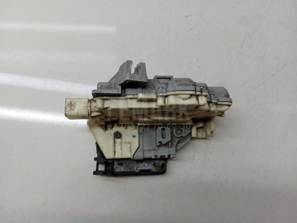 Замок двери передней левой