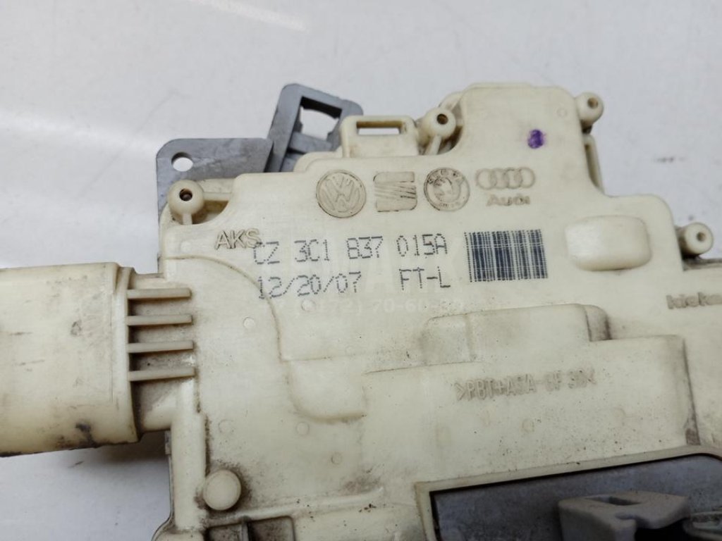 Замок двери передней левой