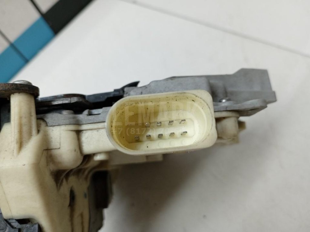 Замок двери передней левой