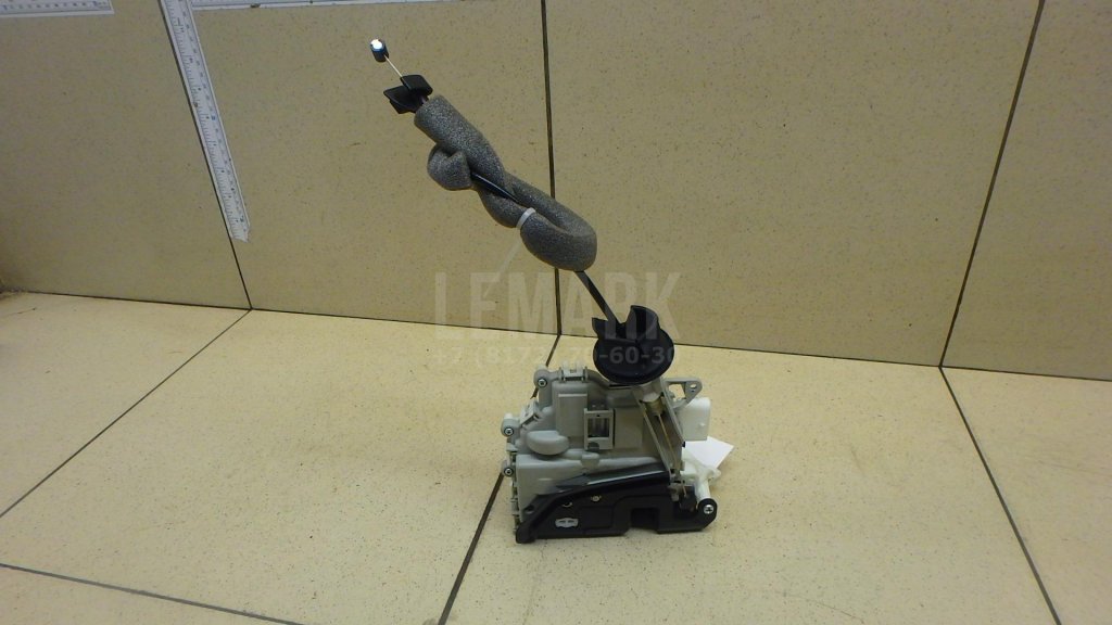 Замок двери передней левой