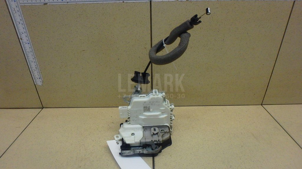 Замок двери передней левой