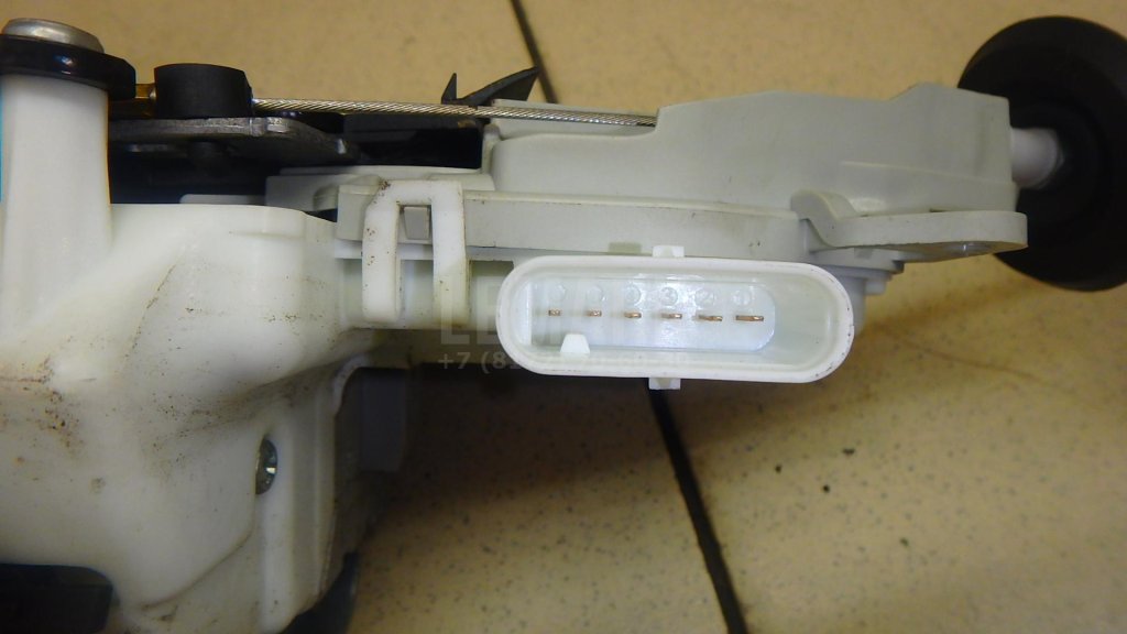 Замок двери передней левой