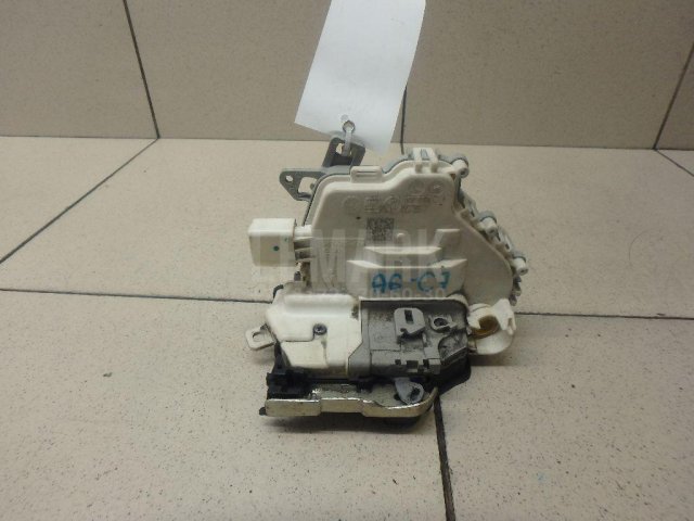 Замок двери передней левой