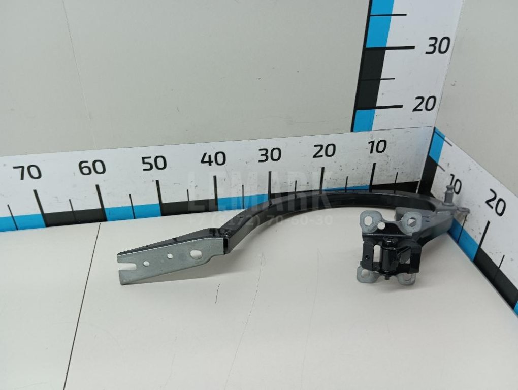 Петля крышки багажника