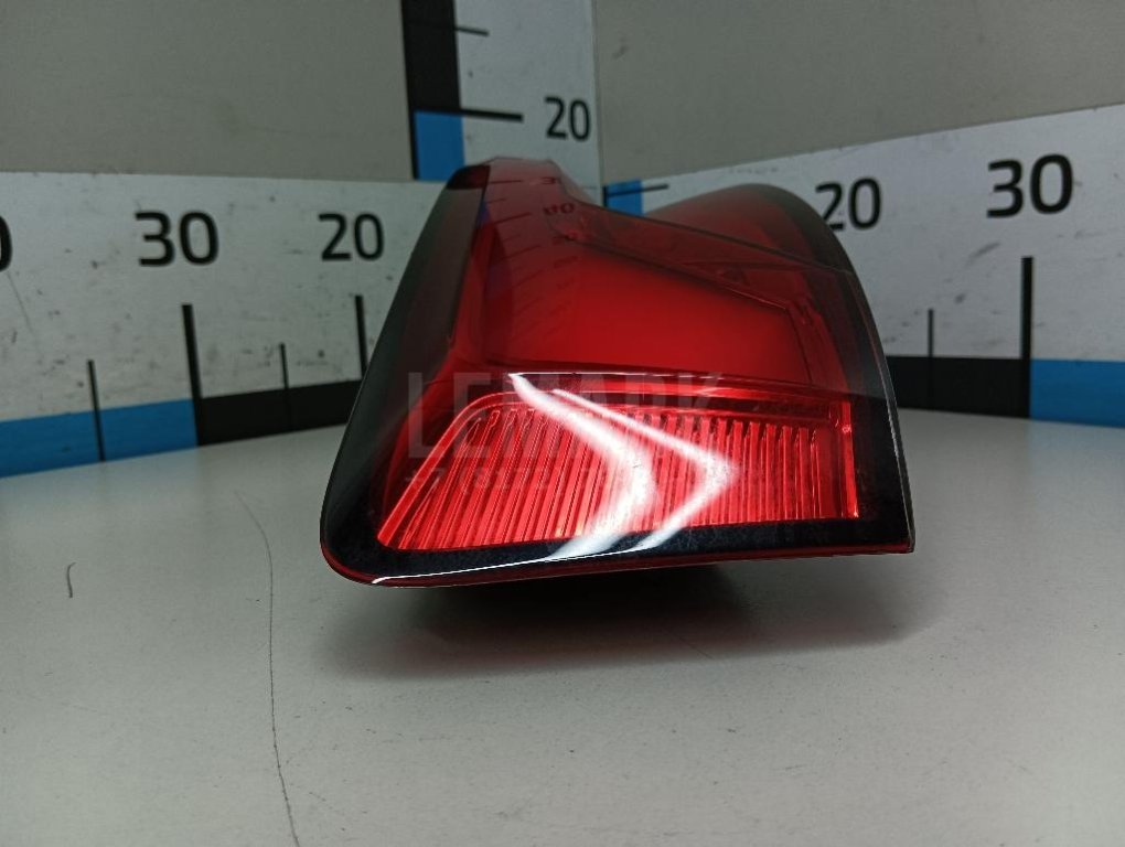 Фонарь задний наружный левый
