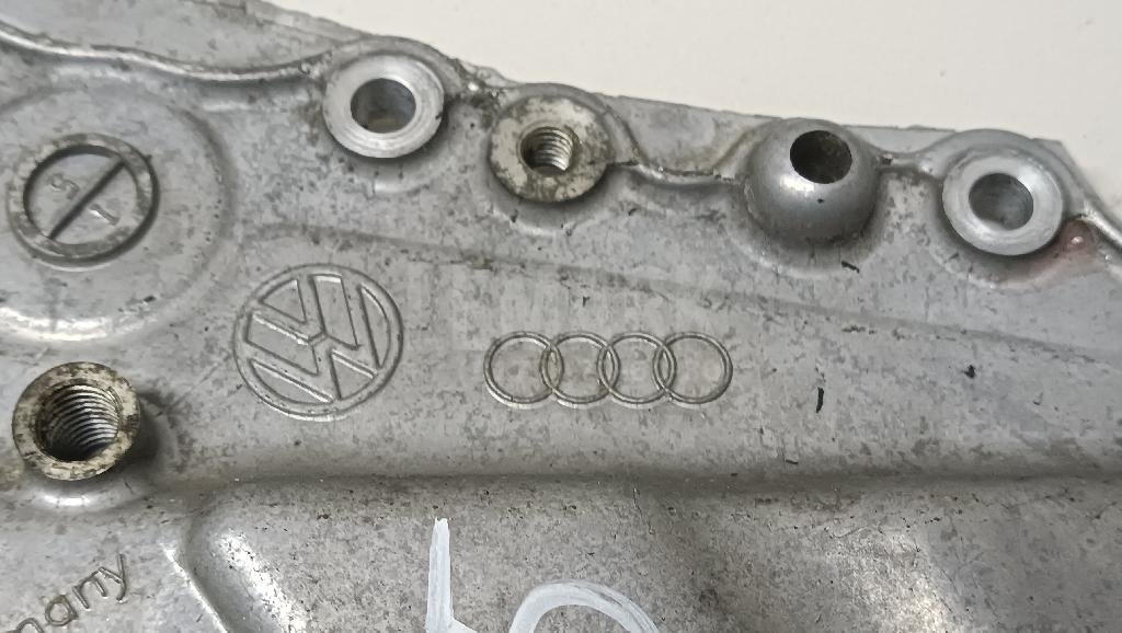 Крышка двигателя передняя