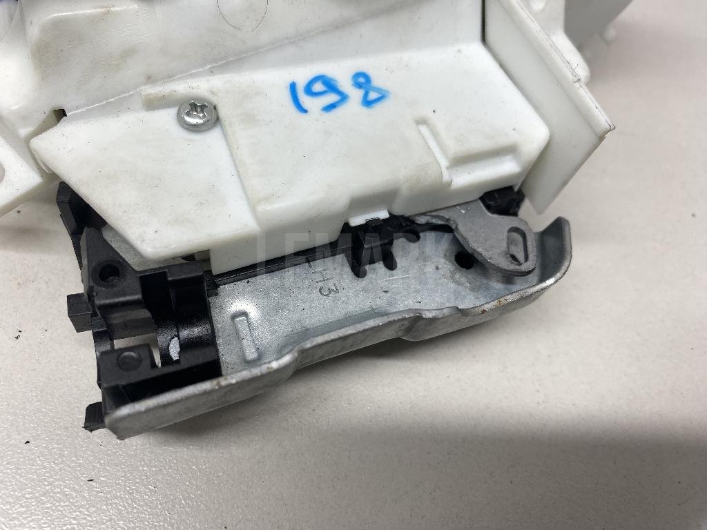 Замок двери задней левой