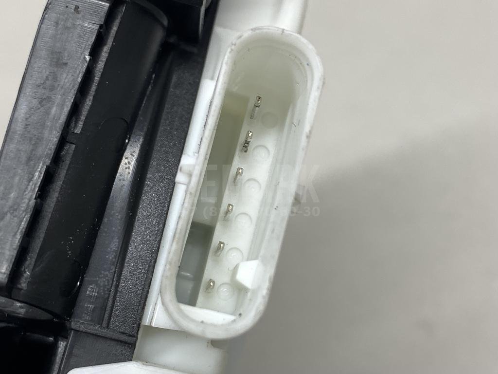 Замок двери передней левой