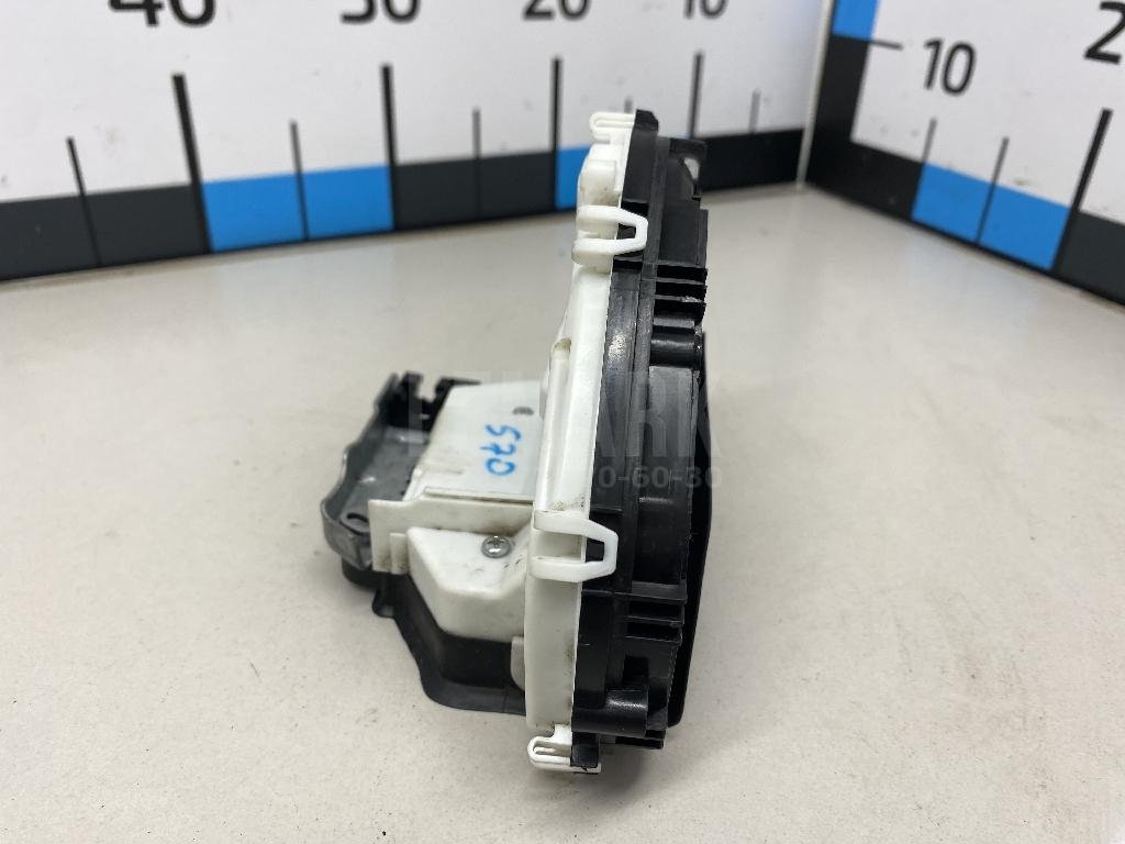 Замок двери передней левой