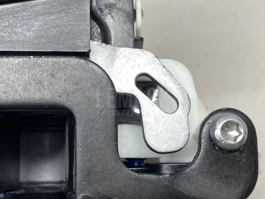 Замок двери передней левой