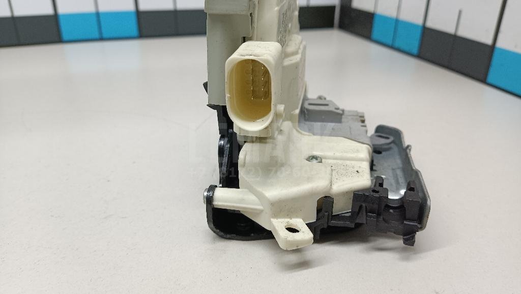 Замок двери задней левой