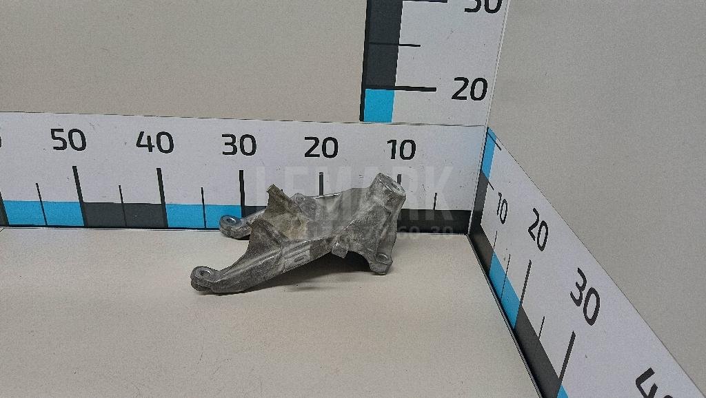 Кронштейн двигателя правый