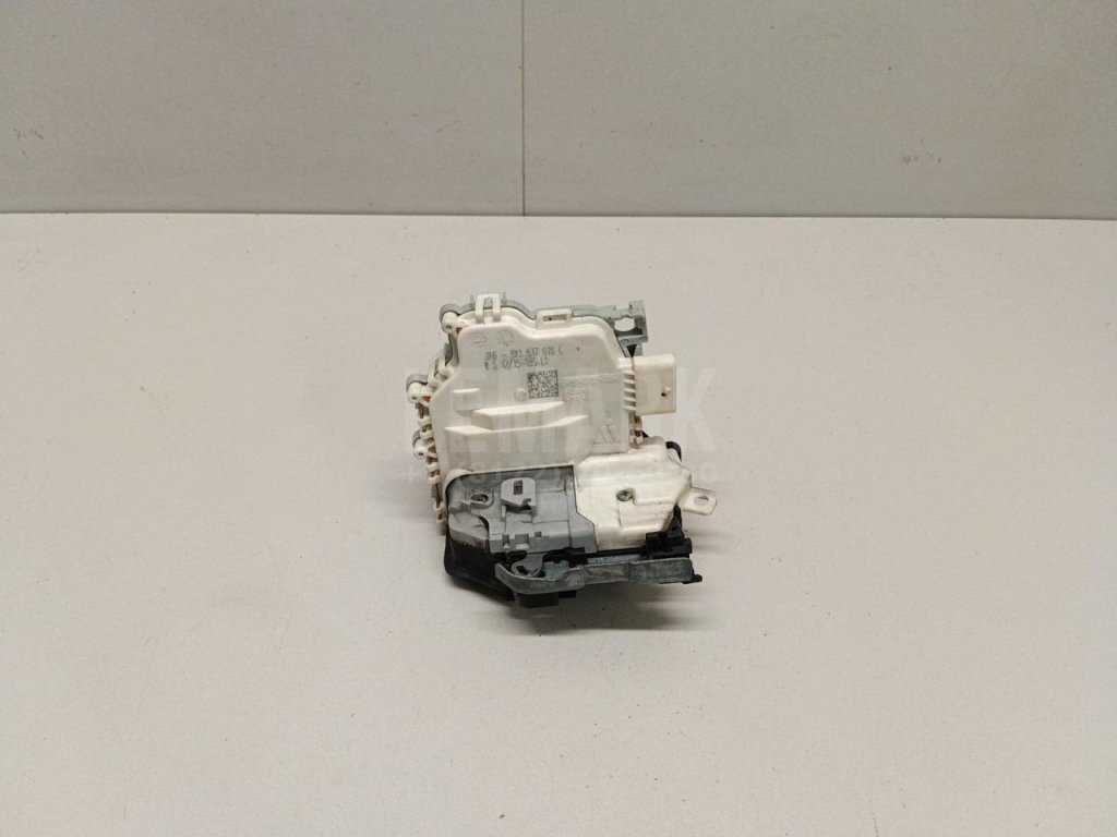 Замок двери передней правой