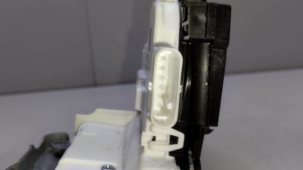 Замок двери передней правой