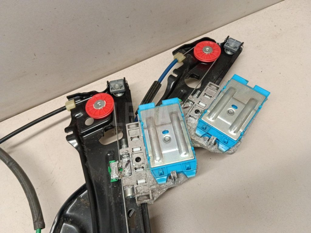 Стеклоподъемник электр. задний правый