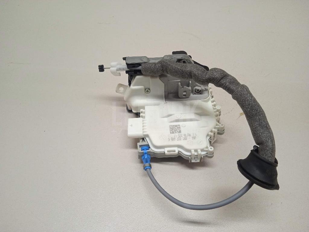 Замок двери передней правой