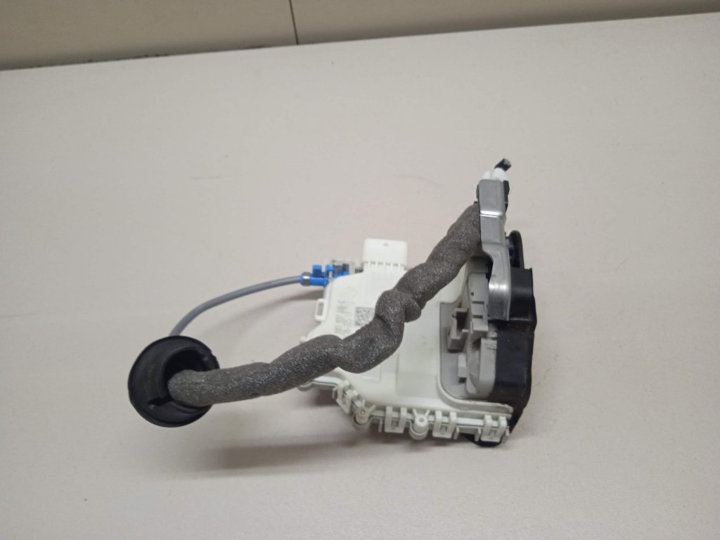 Замок двери передней правой