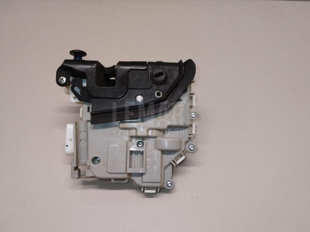 Замок двери задней левой