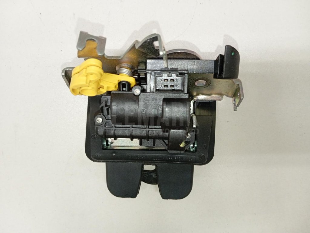 Замок багажника