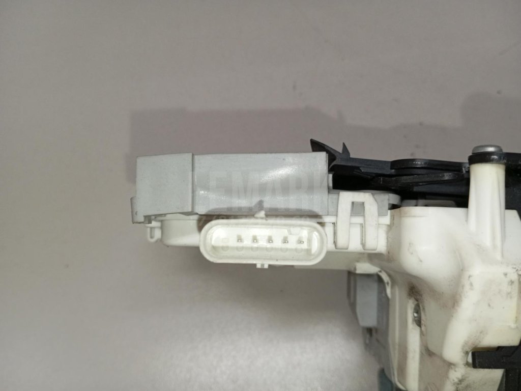 Замок двери передней правой