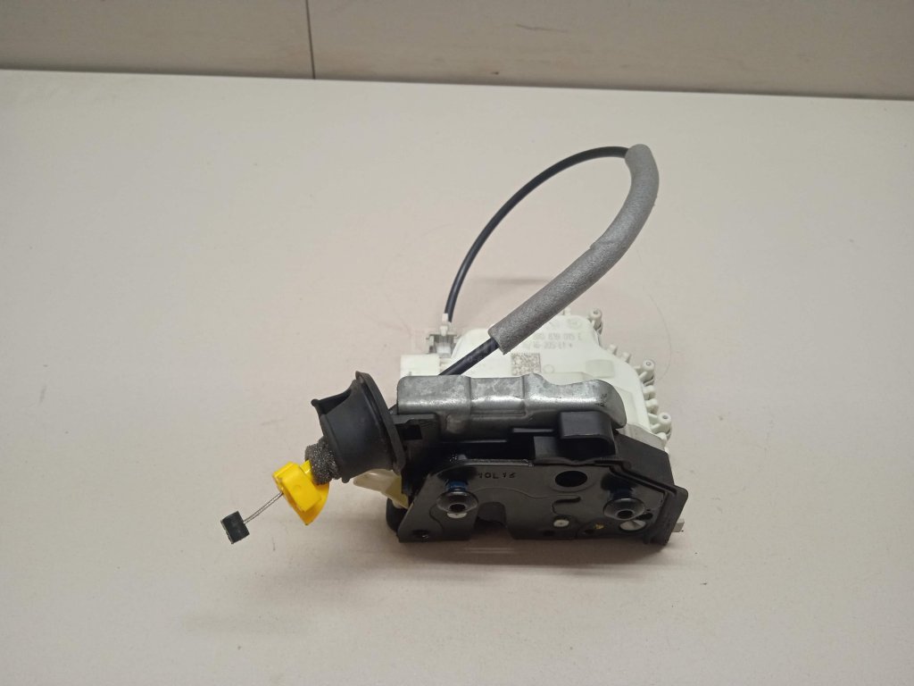 Замок двери задней левой