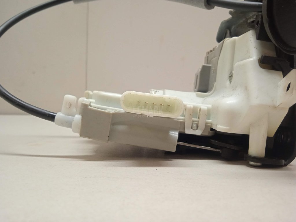 Замок двери задней левой