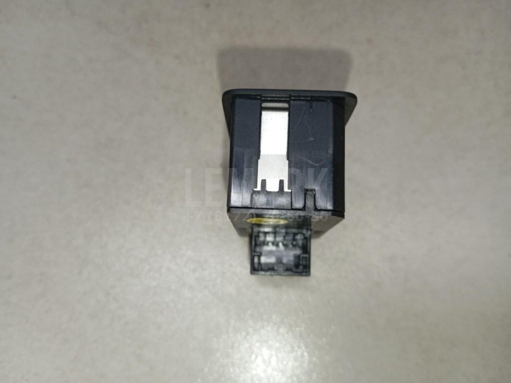 Кнопка закрывания багажника