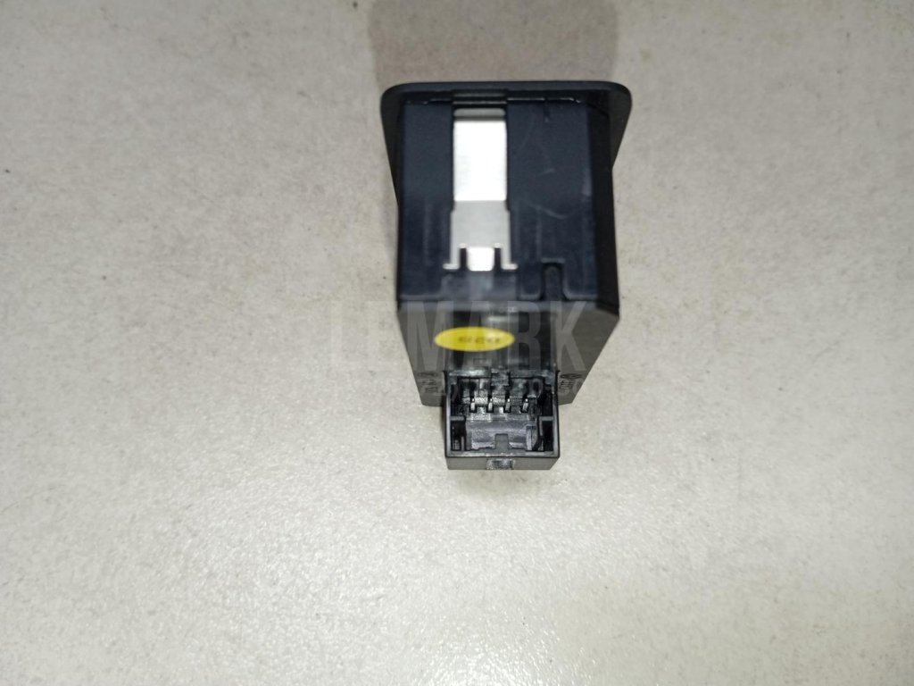 Кнопка закрывания багажника