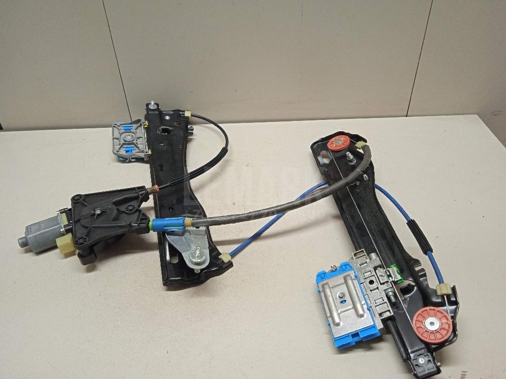 Стеклоподъемник электр. задний правый