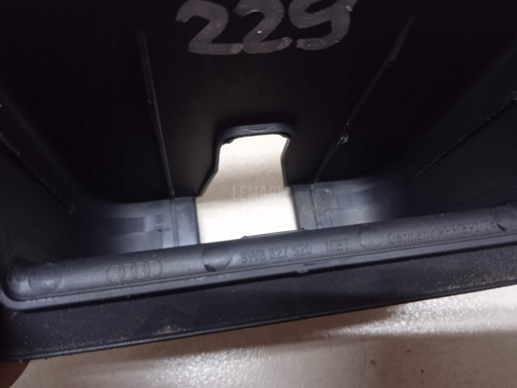 Кожух замка багажника