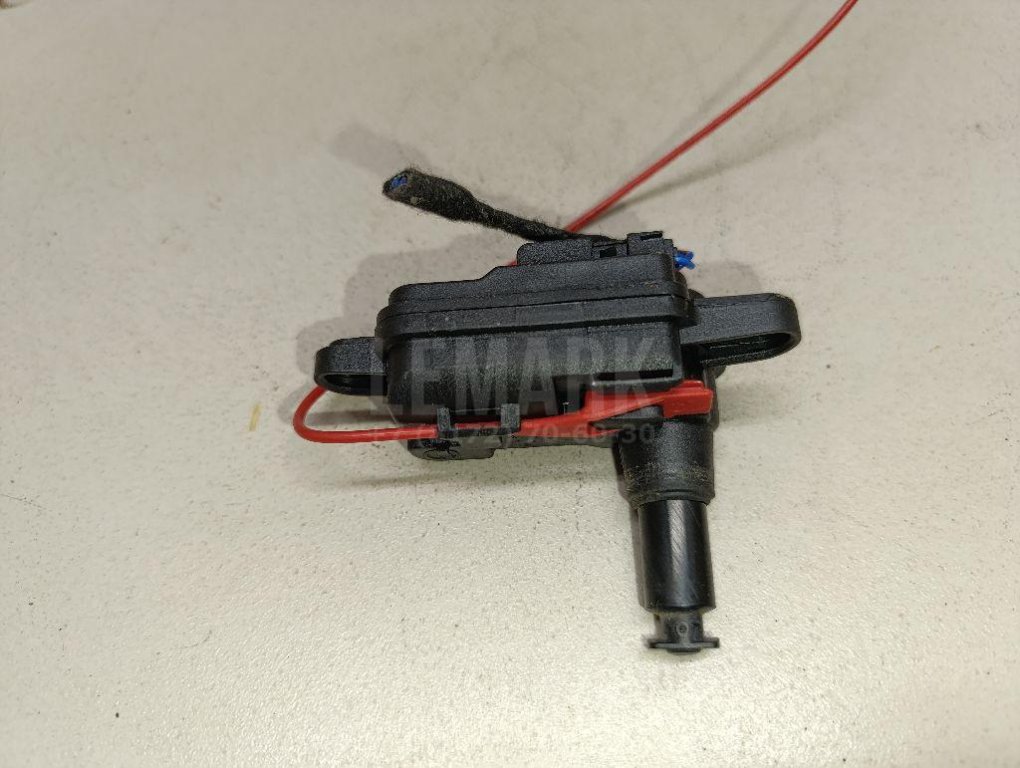 Активатор замка крышки бензобака