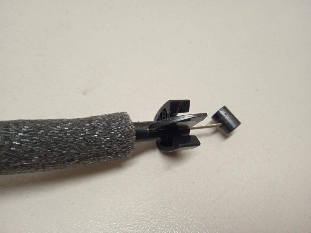 Трос открывания передней двери