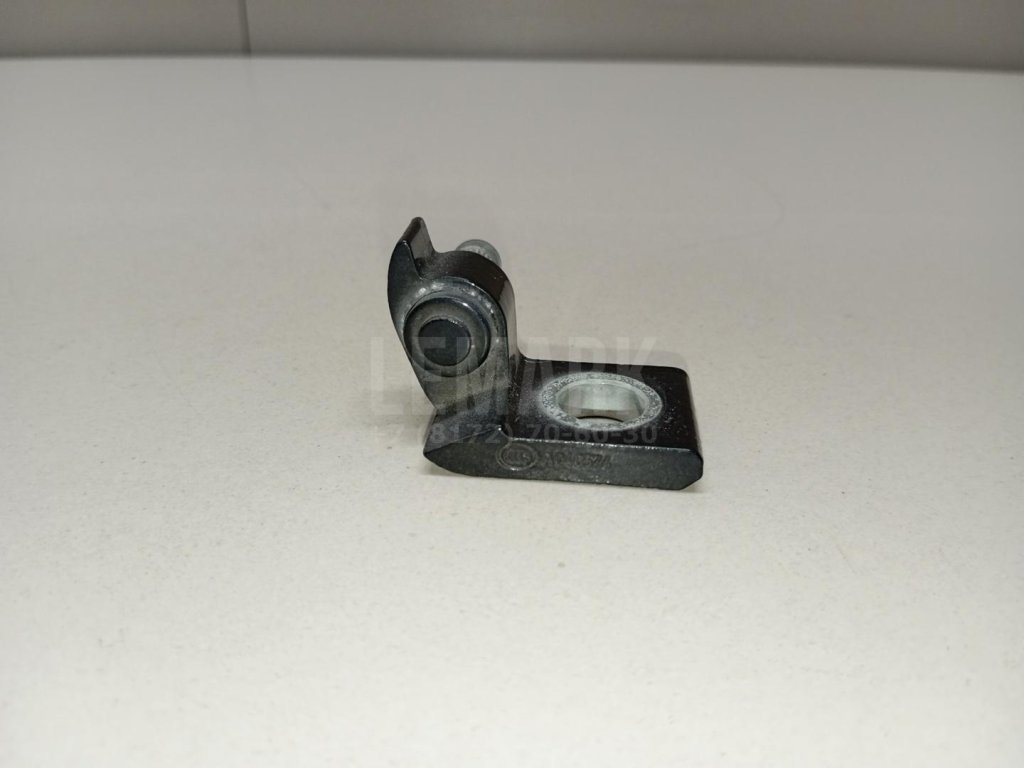 Петля двери