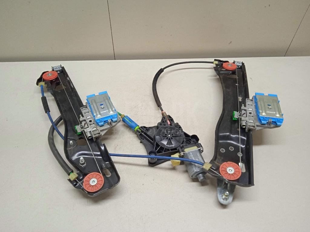 Стеклоподъемник электр. задний правый