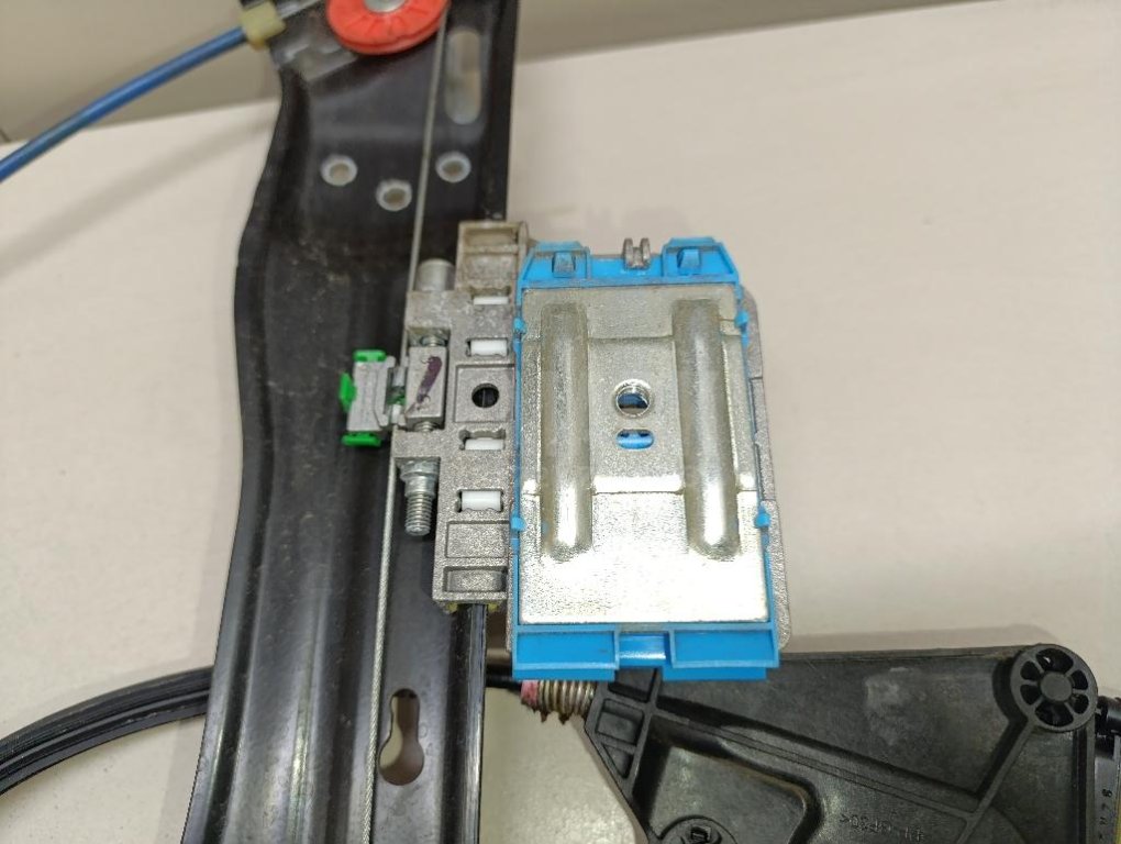 Стеклоподъемник электр. задний левый