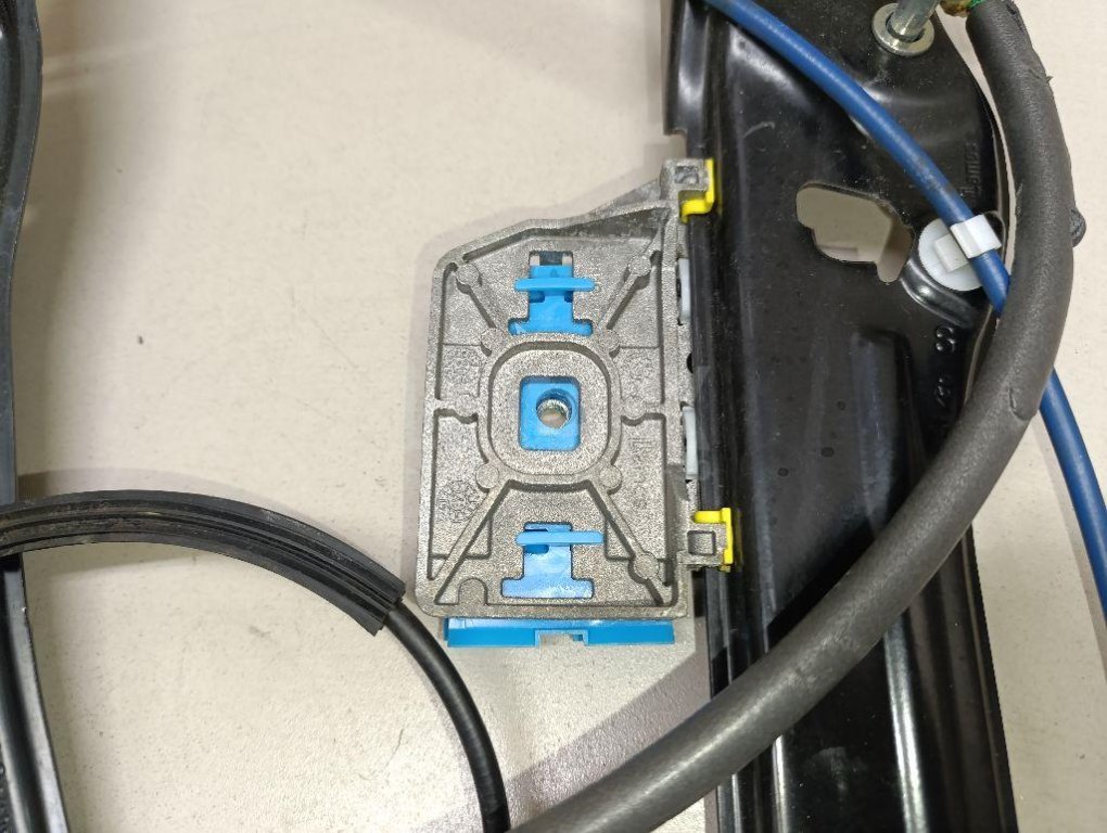 Стеклоподъемник электр. задний левый