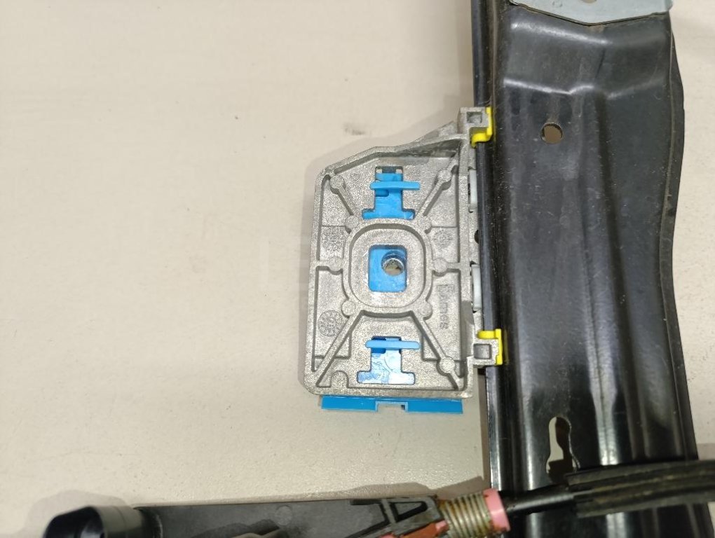 Стеклоподъемник электр. задний левый