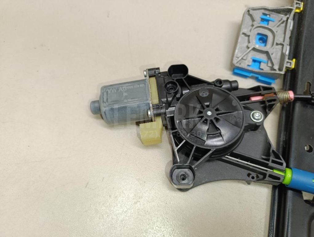 Стеклоподъемник электр. задний левый